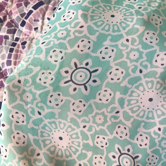 Patterned blouse tank with front key hole - Picture 4 of 4